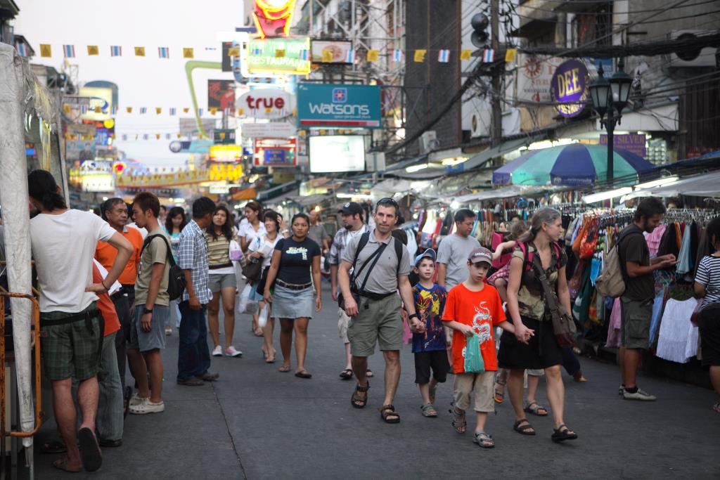 นักท่องเที่ยวเริ่มกลับเข้ามาท่องเที่ยวในประเทศไทยเมื่อสถานการณ์โควิดซาลง