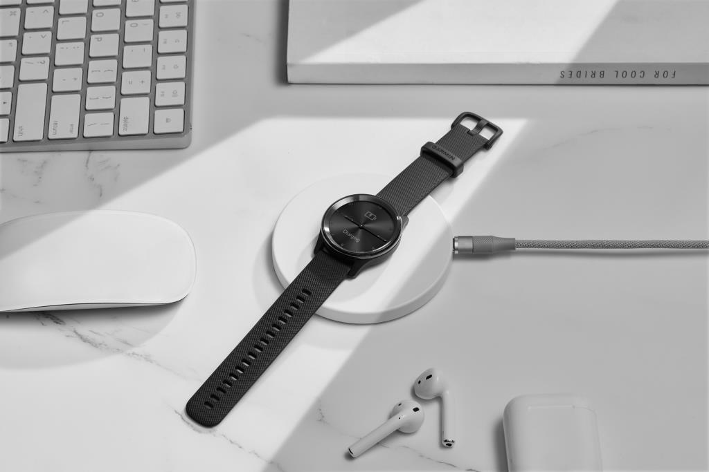 VIVOMOVE TREND สมาร์ทวอทช์ดีไซน์แอนะล็อกรุ่นใหม่ล่าสุดนี้ถูกพัฒนาให้โดดเด่นด้วยหน้าปัดเข็มนาฬิกาบอกเวลาสุดคลาสสิก