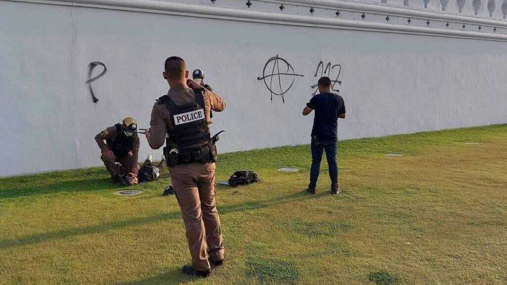 ภาพ ตำรวจเข้าจับกุมศิลปินอิสระ สังกัดกลุ่มศิลปะปลดแอก ขณะพ่นสีกำแพงวัดพระแก้ว จากแฟ้ม