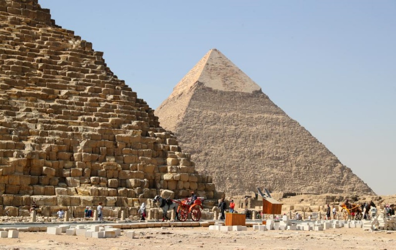 นักท่องเที่ยวที่มหาพีระมิดกีซาแห่งอียิปต์ เมื่อวันที่ 1 พ.ค.2023 (แฟ้มภาพซินหัว)