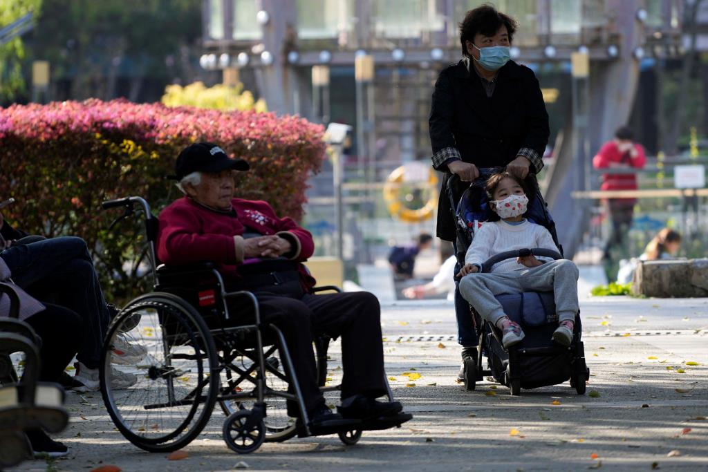 เด็กและผู้สูงอายุมาพักผ่อนภายในสวนสาธารณะของนครเซี่ยงไฮ้ ภาพถ่ายเมื่อวันที่ 3 เม.ย.2566 - ภาพ : รอยเตอร์
