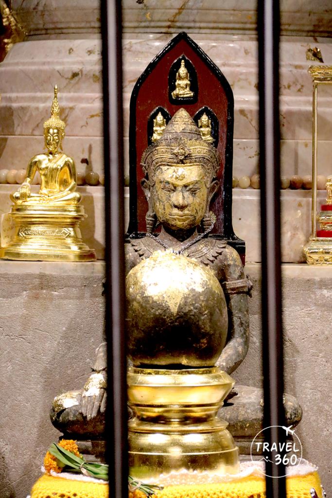 พระพุทธรูปที่ประดิษฐานด้านในปราสาทองค์เดิม
