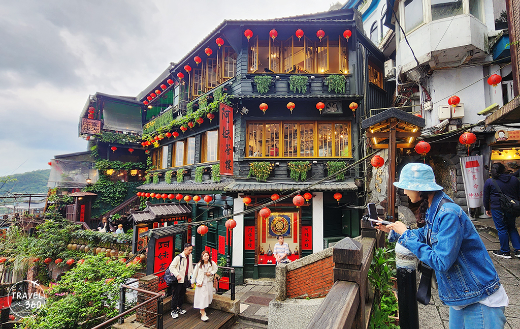 千と千尋の神隠しの足跡をたどるために人気の観光客が阿梅茶屋に集まります。