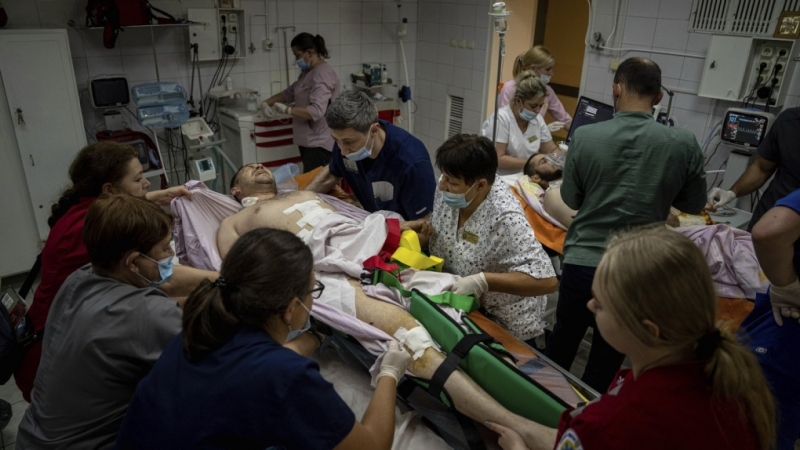 เจ้าหน้าที่การแพทย์เคลื่อนย้ายทหารยูเครนที่ได้รับบาดเจ็บสาหัส ณ แผนกไอซียู ของโรงพยาบาลเมคนิคอฟ ในเมืองดนิโปร แคว้นดนิโปรเปตรอฟสก์ ทางภาคตะวันออกของยูเครน (ภาพถ่ายเมื่อวันที่ 14 กรกฎาคม 2023)