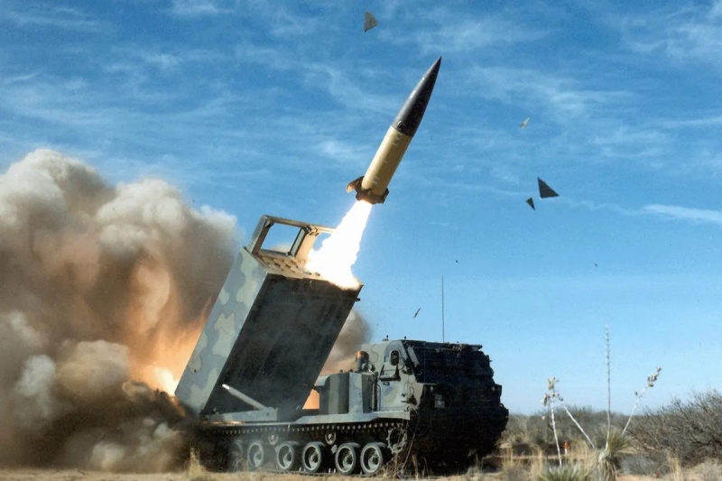 ขีปนาวุธทิ้งตัวทางยุทธวิธี ATAMS กำลังถูกยิงจากเครื่องยิง M270 (ภาพจากวิกิพีเดีย)