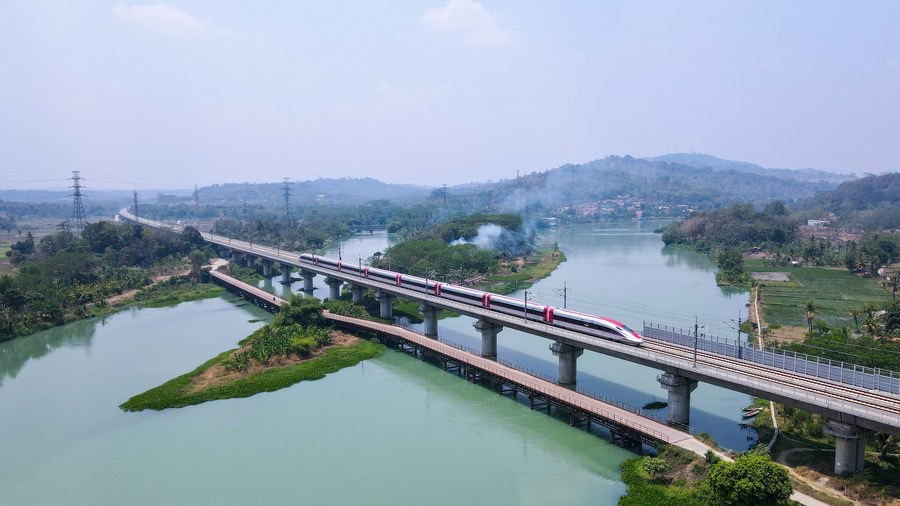 High-speed trains run on the high-speed rail line between Jakarta and Bandung.  In the Indonesian city of Purwakarta, the photo was taken on September 30, 2023 (Photo from Xinhua archive)
