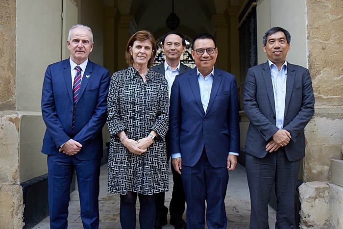 Mr Rongroj Rangsiovas, Chairman of SCG (front row, third from left), along with the executives of SCGC and the University of Oxford.