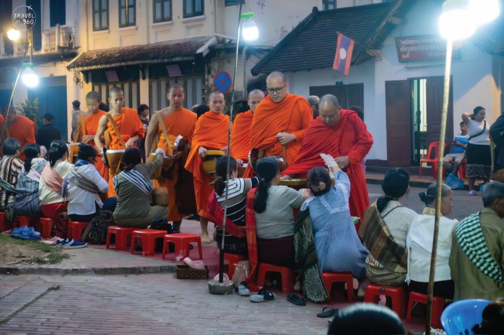 Giving alms to the monks with sticky rice in the morning