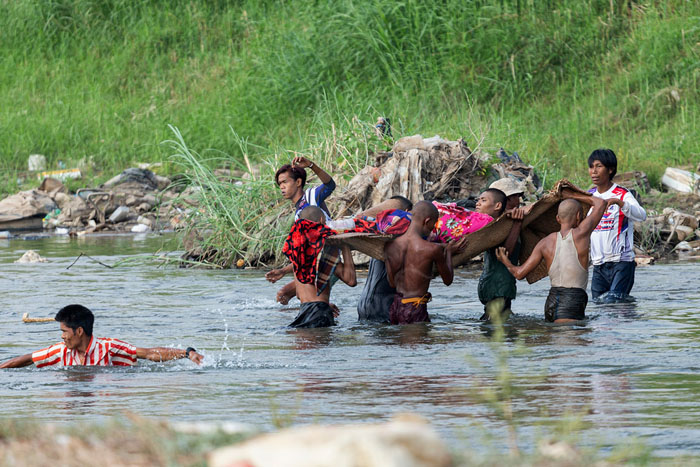 ชาวเมืองเมียวดีหนีข้ามแม่น้ำเมยมาหลบภัยอยู่ในฝั่งประเทศไทย ที่อำเภอแม่สอด จังหวัดตาก
