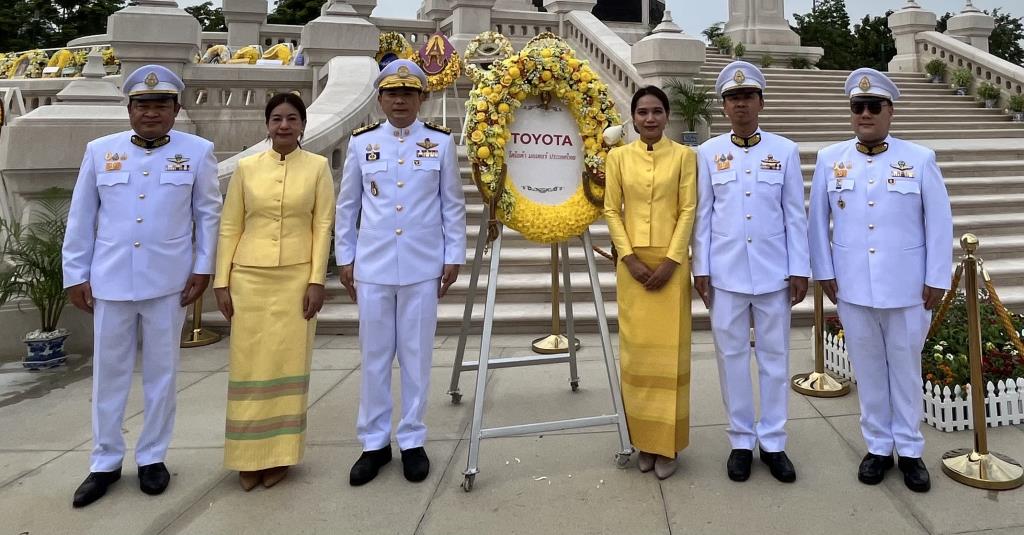 ผู้บริหารโตโยต้า มอเตอร์ฯ วางพวงมาลา  พระบรมนุสาวรีย์ ร.9