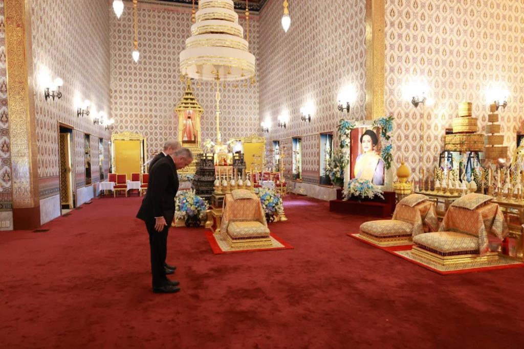 ผู้ช่วยรัฐมนตรีสหรัฐฯ และ อดีตนายกฯสิงคโปร์เดินทางมาถวายความอาลัย “พระพันปีหลวง”
