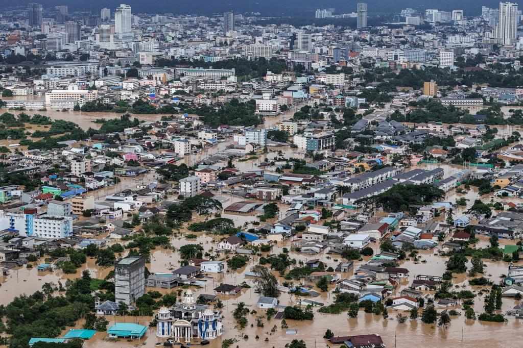 ฮ.ช่วยน้ำท่วมตก ใกล้ รพ.ศิครินทร์หาดใหญ่ ยังไม่ทราบสังกัด