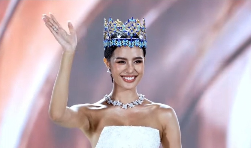 ลุคอำลาตำแหน่งของ โอปอล สุชาตา ผลงานแบรนด์ SIRIVANNAVARI