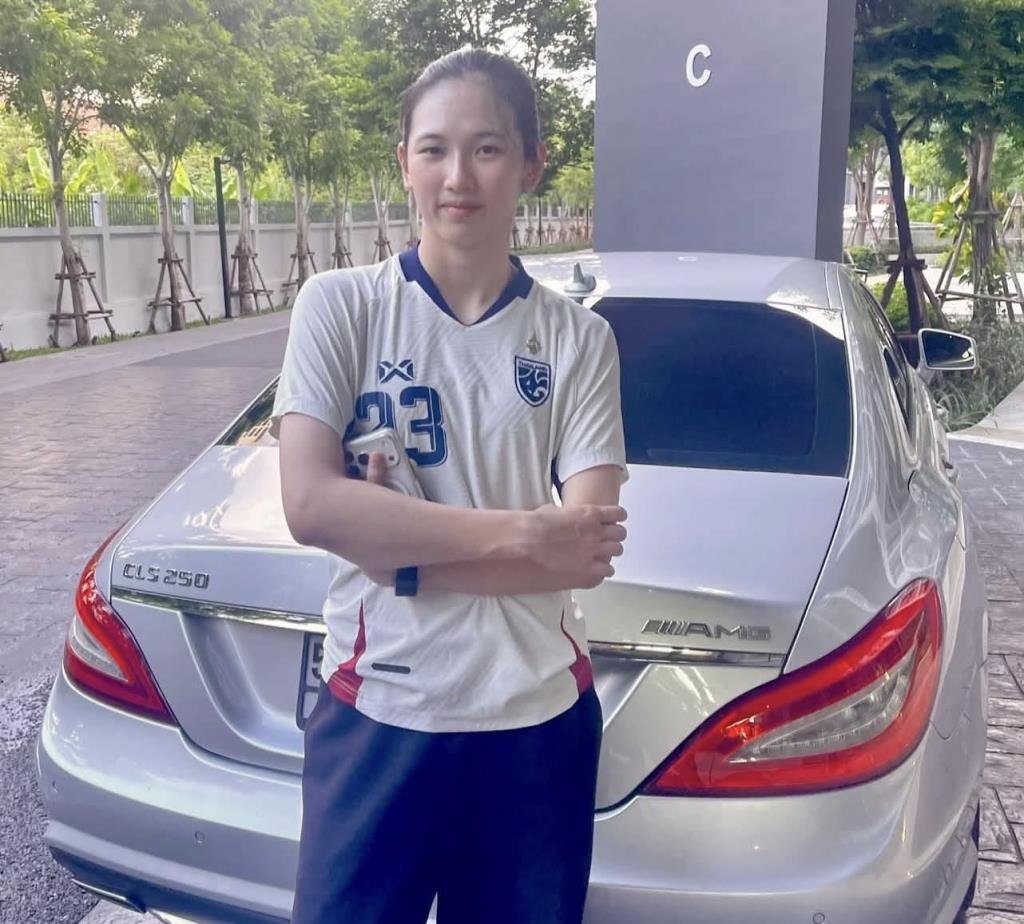 ความสำเร็จจากหยาดเหงื่อ ดาวตบสาว “ยูฟ่า-ดลพร” ถอยรถเบนซ์คันงาม พร้อมฝากตัวเป็นมือใหม่หัดขับ