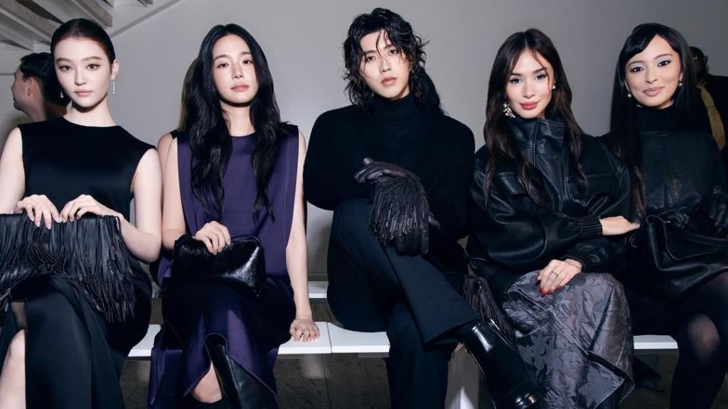 COS อวดเสน่ห์บนเวที NYFW  ผสานสไตล์ออฟฟิศกับความหรูหรา