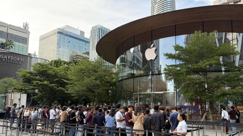 บรรยากาศ รับเครื่อง iPhone 18 Pro วันแรก Apple centralwOrld