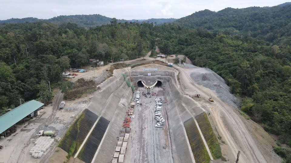 กรมราง เช็กรถไฟสายใหม่เด่นชัย - เชียงของ คืบหน้า 70 % ส่วนอุโมงค์งาว (ยาวสุดในไทย ) เจาะทะลุภายในปี 69