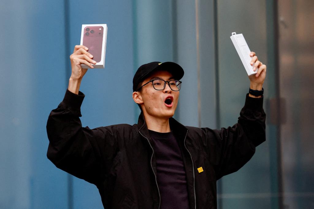 วิเคราะห์คิวหน้าร้าน Apple แถวรอซื้อ iPhone แน่น แต่ลักษณะ-แรงจูงใจเปลี่ยนไปแล้ว