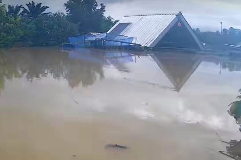 ตะกั่วป่าอ่วม! มวลน้ำจากกะปง - เขาสก เอ่อล้นเข้าท่วมบ้านเรือนประชาชนหนักสุดในรอบ 14 ปี