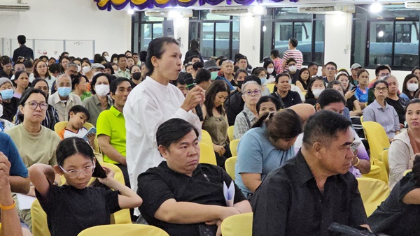 ชาวบ้าน 500 คนเดือด! ร่วมเวทีค้านบ่อขยะศรีราชา ผวารับขยะ 400 ตัน/วัน จี้เทศบาลเร่งแก้กลิ่น