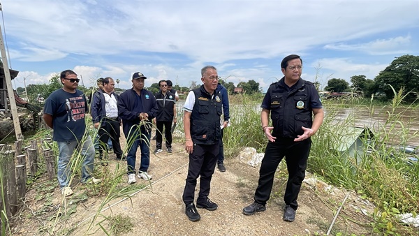 ชลประทานเร่งทำคันดินล้อมประตูระบายน้ำปากคลองโผงเผง หวั่นน้ำท้ายเขื่อนเจ้าพระยาไหลเข้าชุมชน