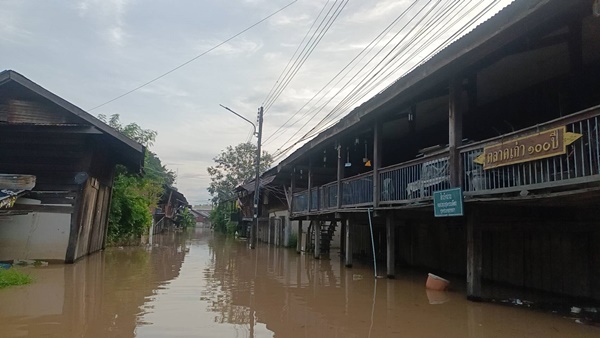 ปราจีนบุรีน้ำทะลักท่วมชุมชนตลาดเก่ากบินทร์บุรี 40–50 ซม. ชาวบ้านผวาเร่งขนของขึ้นที่สูง