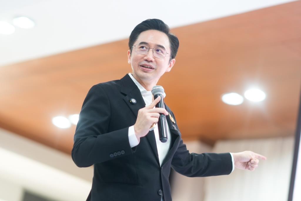 “ยศชนัน” ปักหมุดกำแพงเพชร ชู “กล้วยไข่-ปุ๋ยสั่งตัด” ทำเงิน เร่งผลิตพันธุ์มันฯ ปลอดโรคใบด่างแจกใน 1 ปี ดันพื้นที่มหาลัยเป็น “ที่ดินทำกิน” แก้จนเบ็ดเสร็จ