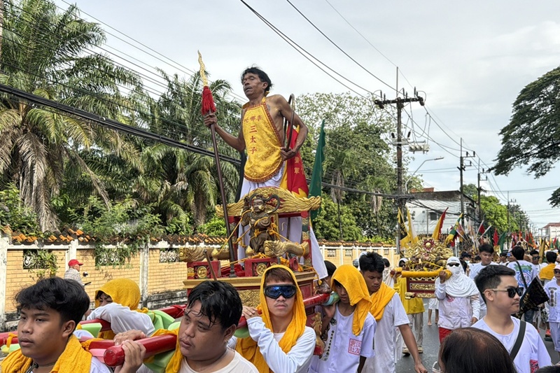 ชาวภูเก็ตร่วมสืบสานประเพณีถือศีลกินผัก ร่วมรับพระ ศาลเจ้าสะปำ-บางคู คึกคัก ด้านม้าทรงแสดงอิทธิฤทธิ์ใช้อาวุธทิ่มแทงร่างกาย