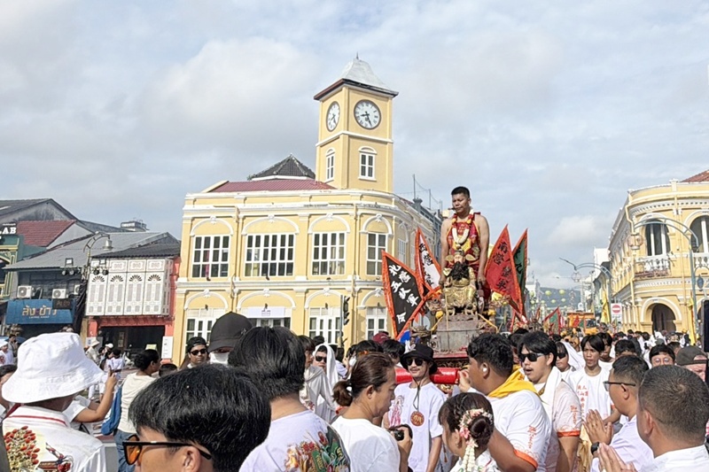 แห่พระรอบเมือง ศาลเจ้าสามกอง ม้าทรงใช้อาวุธทิ่มแทงร่างกายรับเคราะห์แทนผู้ถือศีลกินผัก
