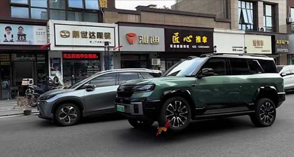 BYD FCB Bao 8 นายแน่มาก! โนแคร์ที่ล็อกล้อ ยกล้อขึ้นแล้วขับต่อ 3 ล้อกลางถนนจีน (มีคลิป)