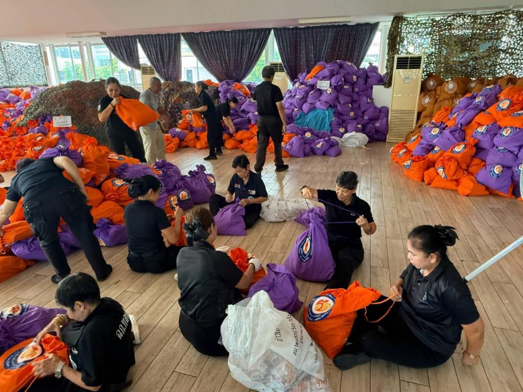 “วีระศักดิ์” นำอาสาเพื่อนพึ่ง (ภาฯ) เตรียมถุงยังชีพ 3 พันถุง ส่งพักรอที่ยะลา รับมือฝนหนักภาคใต้