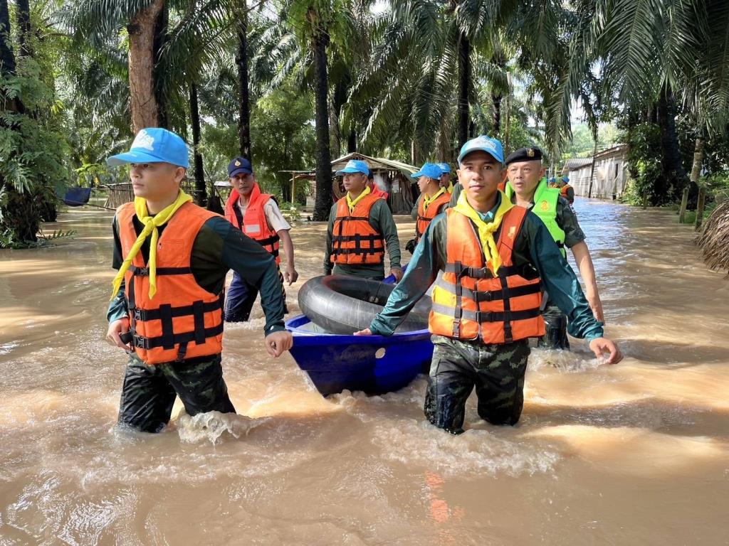 ระดมกำลังเร่งช่วยเหลือชาวบ้านที่ติดค้างในพื้นที่น้ำท่วม อ.เหนือคลอง ไปอยู่ในที่ปลอดภัย