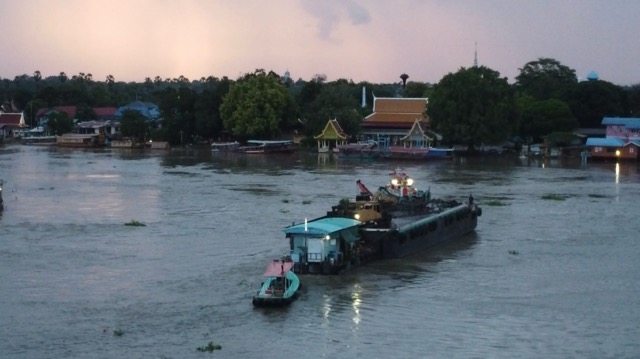 กู้สำเร็จ! เรือยนต์ลากจูงจมแม่น้ำป่าสักหน้าวัดพนัญเชิง ลอยพ้นน้ำทั้งลำ พบกระจก-ประตูเสียหาย เตรียมเข้าอู่ซ่อม พรุ่งนี้ 6 โมงเปิดเดินเรือปกติ