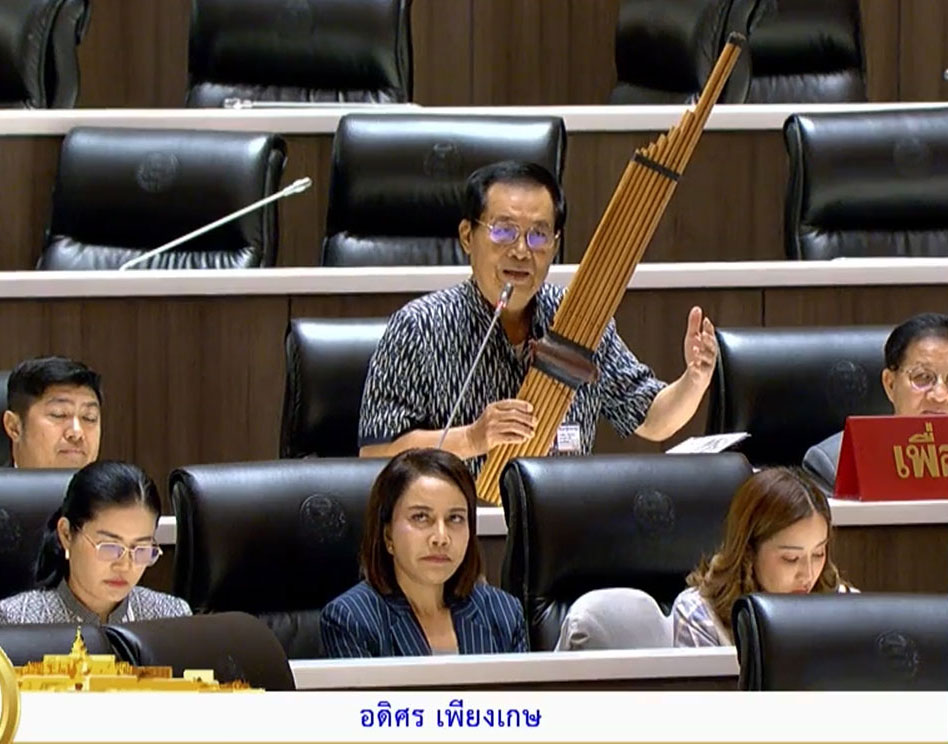 “อดิศร” ร่ายกลอนอัดยับ บางละมุง เปลี่ยนเสื้อวินจากส้มเป็นน้ำเงินเอาใจนาย ลั่นสีทึบเป็นอันตราย
