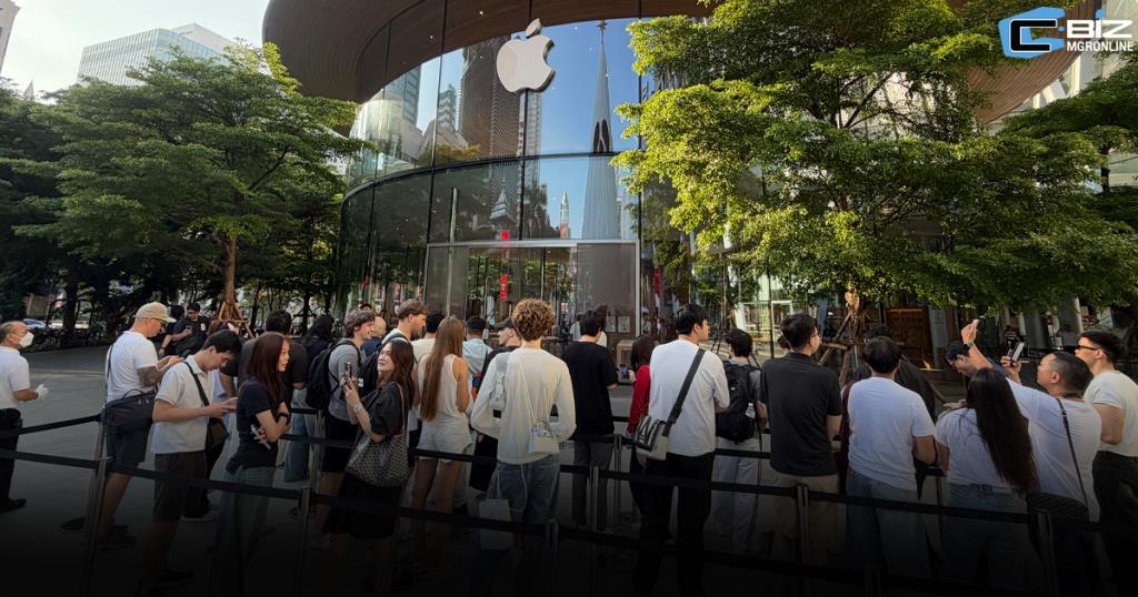 ดีมานด์ iPhone Duo ปลุกกระแสรีเซลล์ ลูกค้าจองล่วงหน้าทยอยรับมอบที่ Apple Central World