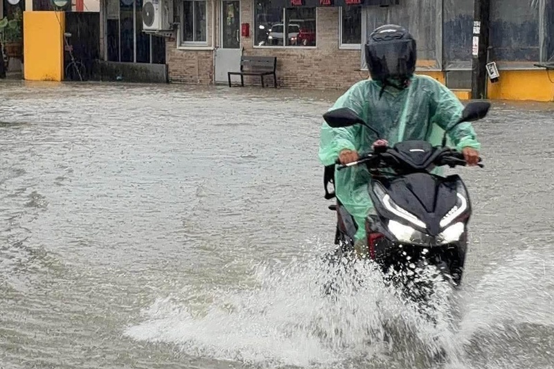 ภูเก็ตฝนตกหนัก น้ำระบายไม่ทัน ท่วมแล้วหลายจุด ผู้ว่าฯ สั่งระดม อส.เข้าพื้นที่ “นาใน”  ย้ายหิน ทำความสะอาด