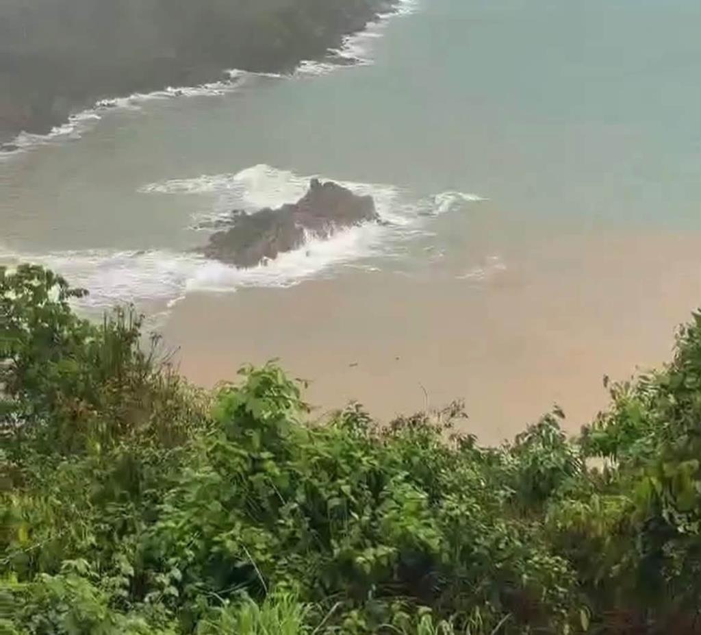 ฝนตกหนักต่อเนื่อง ทำน้ำทะเล “หาดยะนุ้ย” เปลี่ยนเป็น 2 สี