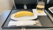 หยามกันชัดๆ! ผู้โดยสารโวยสายการบินเสิร์ฟอาหารเป็นกล้วยผลเดียว-หนำซ้ำยังให้ตะเกียบมาด้วย
