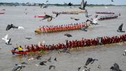กัมพูชาจัดแข่งเรือยาวฉลองเทศกาลน้ำกลางเมืองหลวง ชาวเขมรเรือนหมื่นหลั่งไหลร่วมเชียร์แน่นฝั่ง