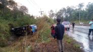 ชาวบ้านเหมารถโดยสารไปงานศพ ขากลับฝนตกขับลงดอยถนนลื่นเสียหลักตกข้างทางพลิกคว่ำบาดเจ็บ 25 คน