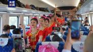 ผู้โดยสารรถไฟลาว-จีน เพลิดเพลินกับกิจกรรมฉลองตรุษจีน