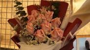 ช่อดอกไม้ธนบัตรปีนี้มาแรงรับวันวาเลนไทน์กรุงเก่า ขณะที่ดอกไม้สดราคาสูงถึงดอกละ 50 บาท