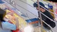 เจ้าของร้านทองเมืองพนัสฯ เตือนภัยคนร้ายตีเนียนหาซื้อสร้อยข้อมือสบช่องลักทอง 2 สลึงหนี