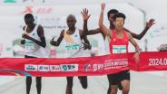 เอเอฟพี ลงดาบยึดเหรียญรางวัลนักวิ่งจีน หลังนักวิ่งแอฟริกาช่วยเข้าเส้นชัย