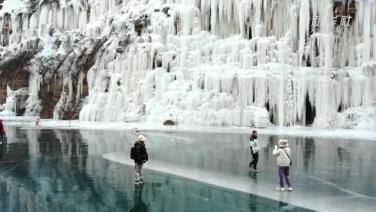 (ชมภาพ/คลิป) น้ำแข็งย้อยแต้มผา ธรรมชาติงามในซานซี