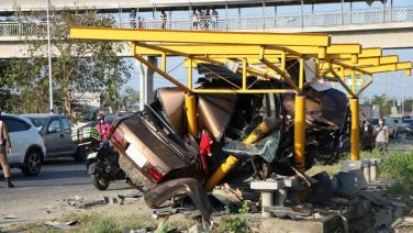 หนุ่มวัยเบญจเพสควบเก๋งชนป้ายรถเมล์ใกล้แยกบางคูวัด สาวพม่านั่งรอรถถูกชนเสียชีวิตคาที่