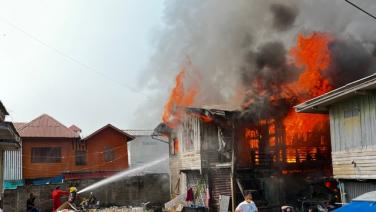 เกิดเหตุไฟไหม้บ้านไม้ 4 หลังกลางชุมชนเมืองลพบุรี เจ้าหน้าที่ระดมรถดับเพลิงกว่า 10 คัน