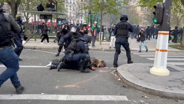 เดือดกลางกรุงปารีส! กลุ่มชุดดำปะทะตำรวจ ระหว่างประท้วงต้านแผนปฏิรูปบำนาญของ ปธน. (ชมคลิป)