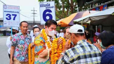 “ธรรมนัส” นำครอบครัวทำบุญใส่บาตรเทศกาลสงกรานต์เอาฤกษ์ชัยปีใหม่ไทย ก่อนลุยหาเสียงตลาดแม่ใส จังหวัดพะเยา