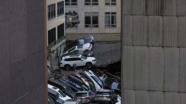 อเมริกาก็มี! อาคารจอดรถพังถล่มกลางนิวยอร์ก ตาย 1 ติดใต้ซาก 5 ราย (ชมคลิป)